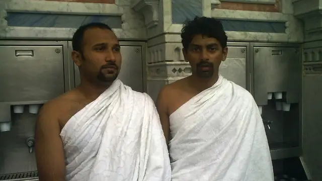 Dos peregrinos vestidos con las dos telas blancas del ihram