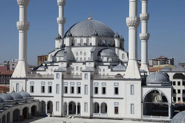 Nur Camii