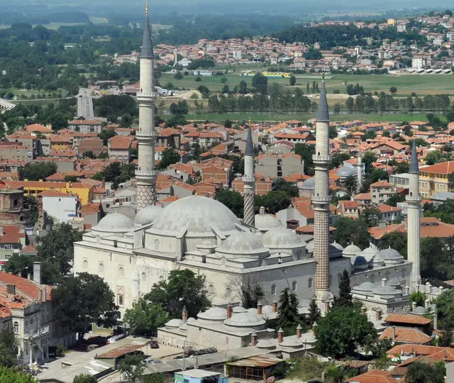 Mezquita Üç Şerefeli